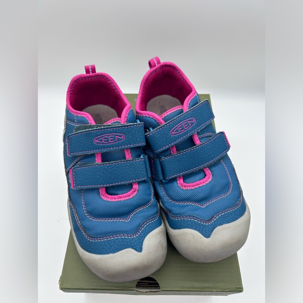 Keen Knotch Hollow Shoes Girl Size 2 or 3 Blue Pink Double Strap Outdoor Shoe